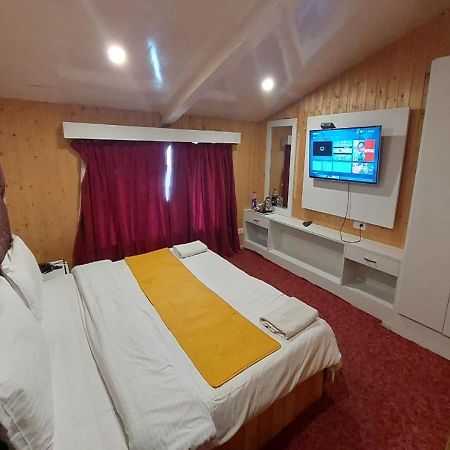 Pahalgām Hotel Outlook מראה חיצוני תמונה