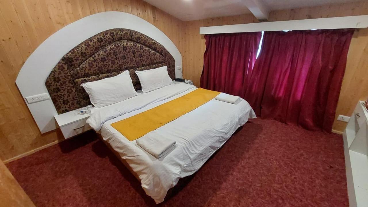 Pahalgām Hotel Outlook מראה חיצוני תמונה