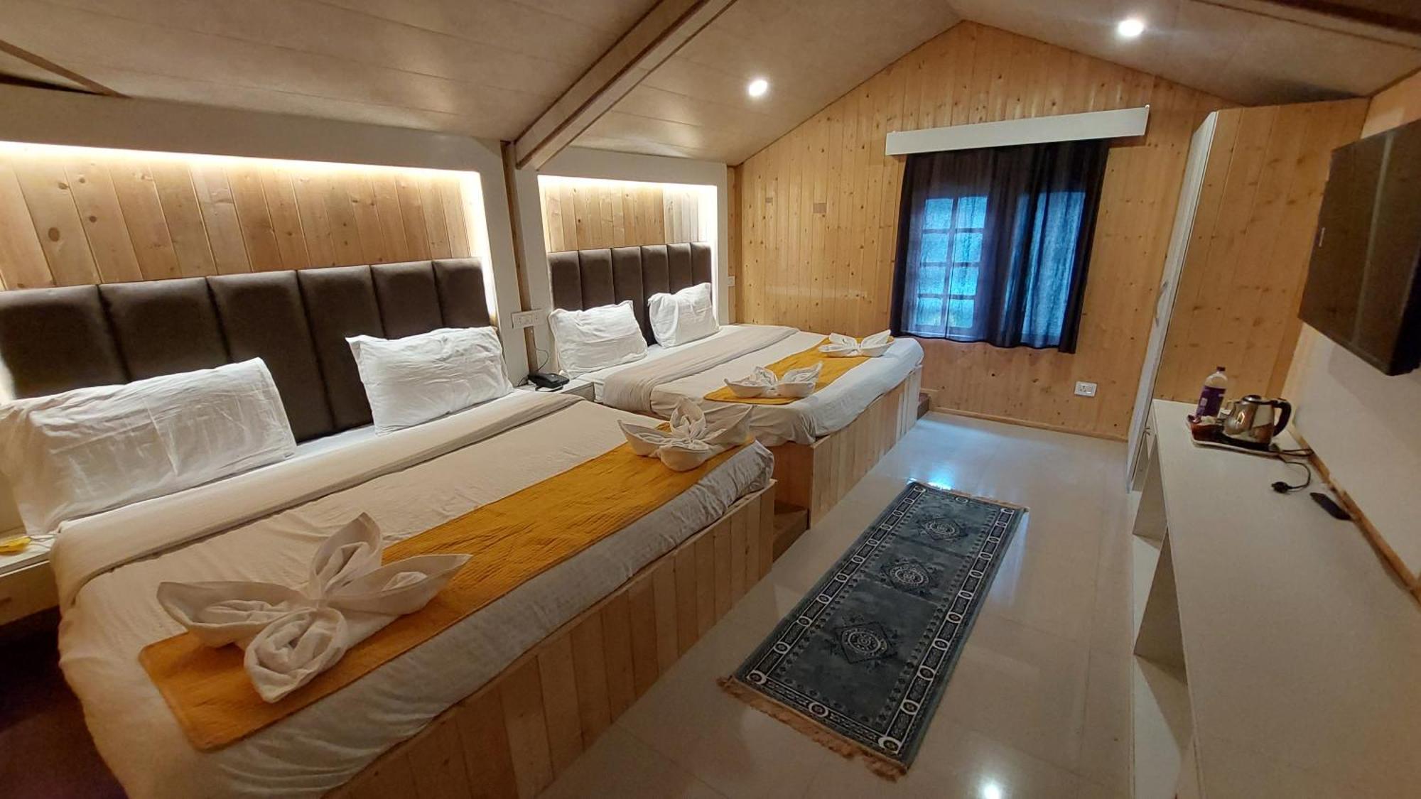 Pahalgām Hotel Outlook מראה חיצוני תמונה