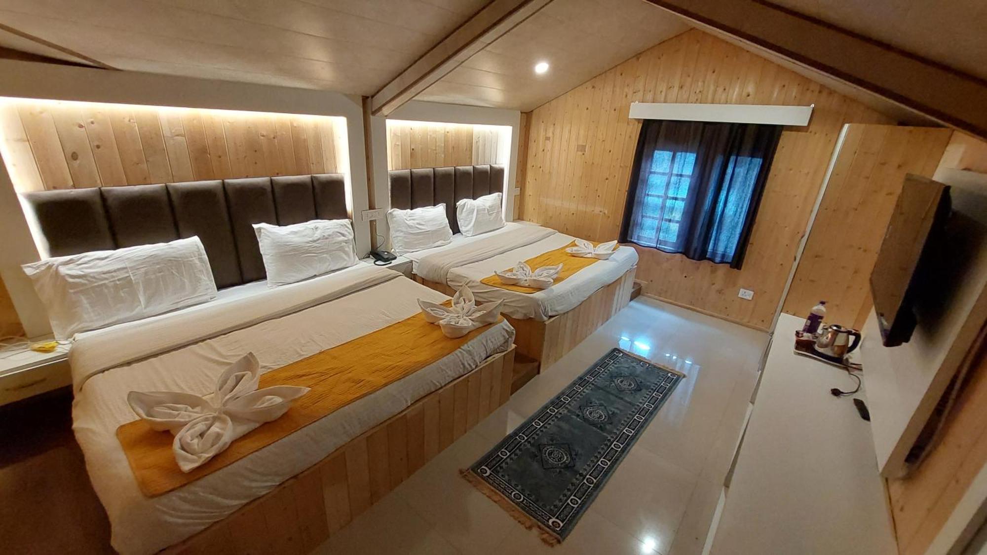 Pahalgām Hotel Outlook מראה חיצוני תמונה