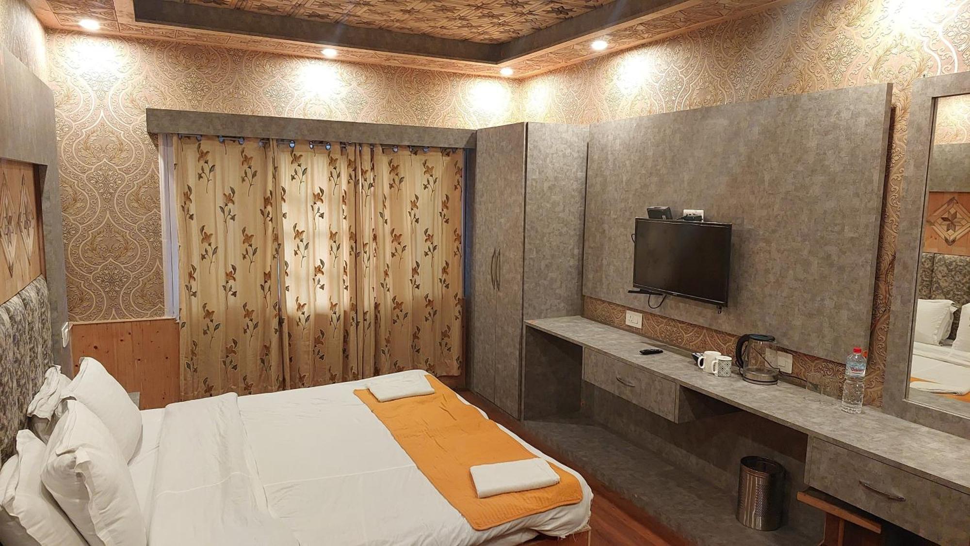 Pahalgām Hotel Outlook מראה חיצוני תמונה