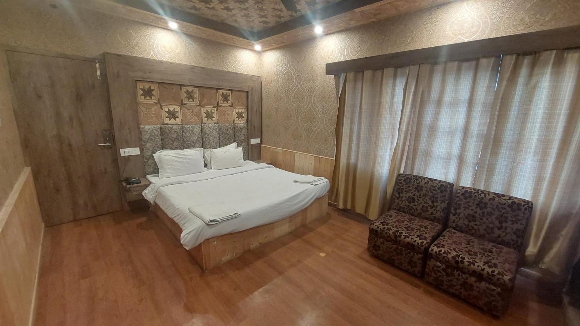 Pahalgām Hotel Outlook מראה חיצוני תמונה