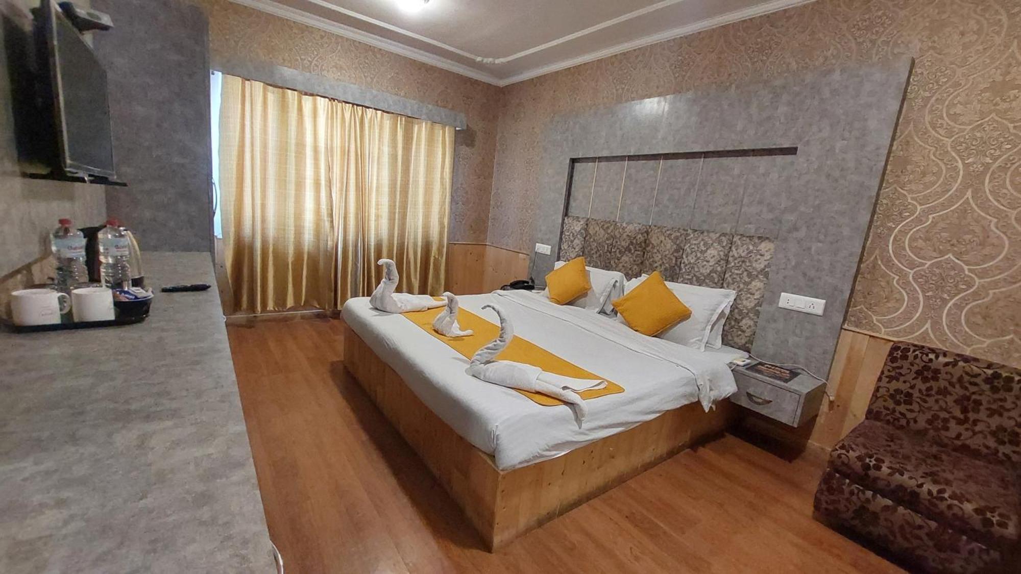 Pahalgām Hotel Outlook מראה חיצוני תמונה