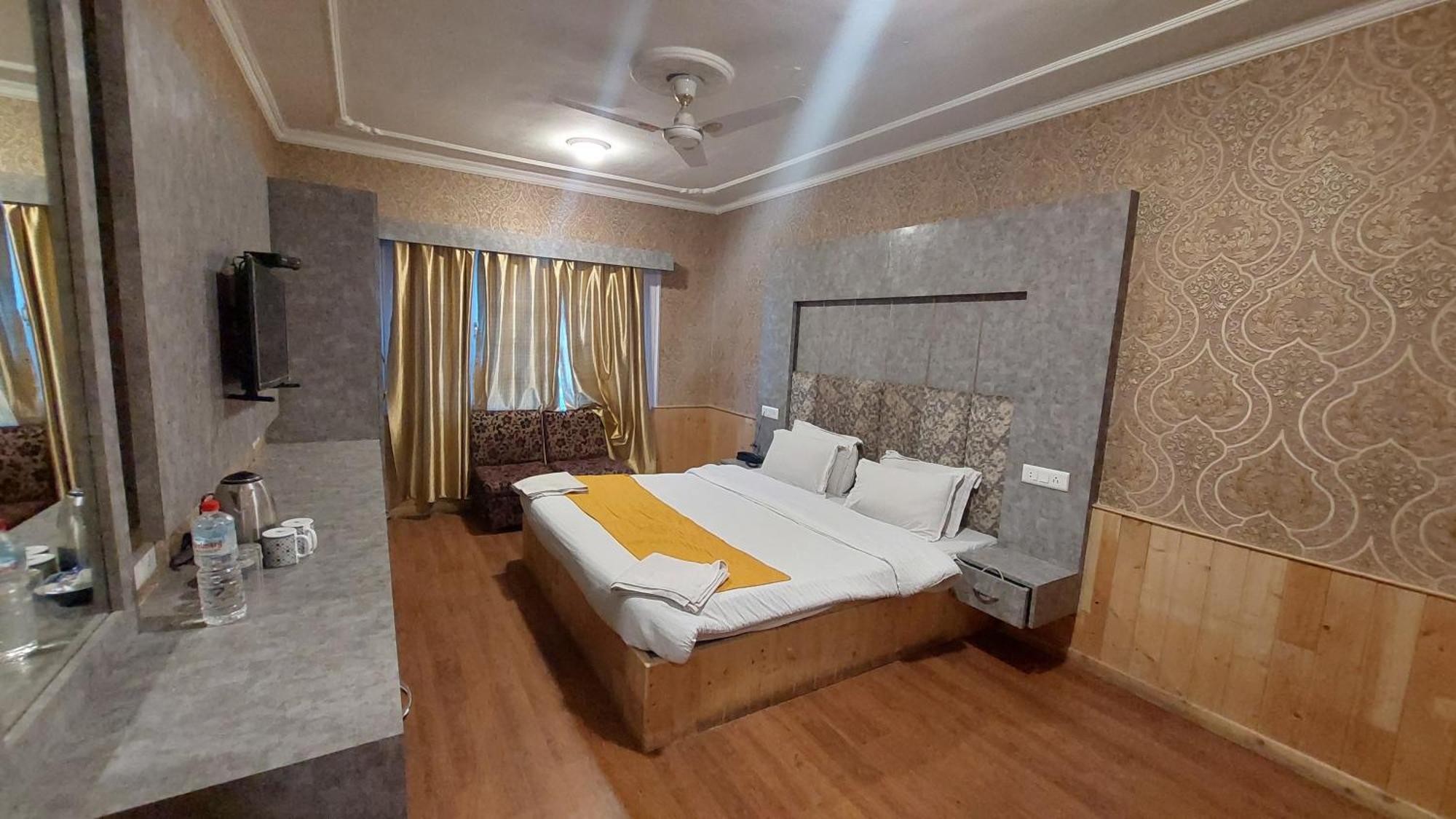 Pahalgām Hotel Outlook מראה חיצוני תמונה